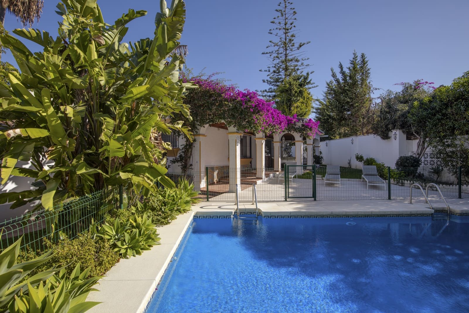 4 sovrum Villa till salu i Guadalmina med pool garage - 1 450 000 € (Ref: 9386002)