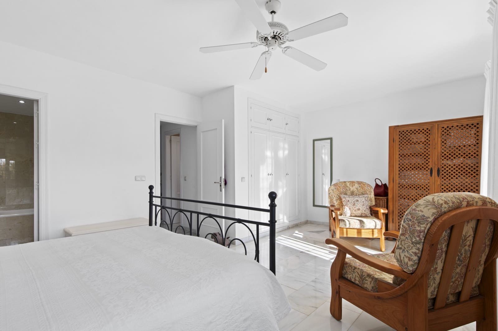 Casa de 3 habitaciones en Estepona en venta con piscina - 695.000 € (Ref: 9524554)