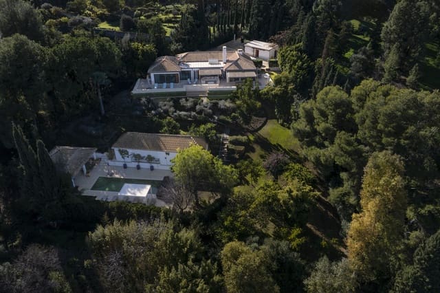Chalet de 7 habitaciones en Guadalmina Alta, Marbella en venta con piscina - 2.500.000 € (Ref: 9608331)