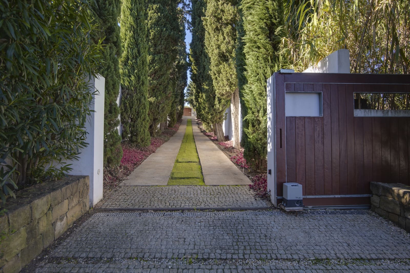 7 bedroom Villa for sale in Guadalmina with pool - € 2,500,000 (Ref: 9608331)