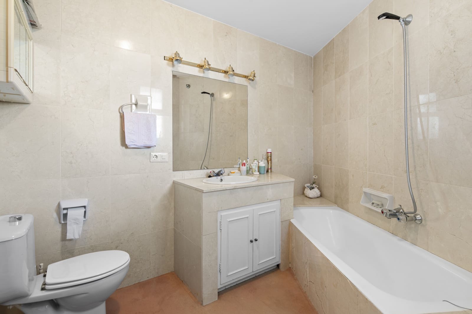 2 soverom Leilighet til salgs i Guadalmina med svømmebasseng garasje - € 530 000 (Ref: 9627901)