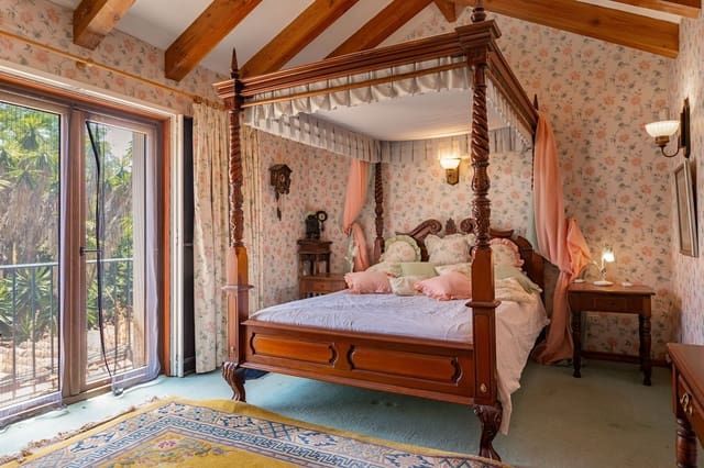 4 bedroom Finca/Country House for sale in Manilva with pool - € 2,995,000 (Ref: 9816185)