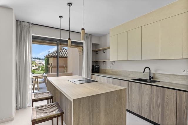 3 chambre Penthouse à vendre à Nueva Atalaya, Estepona avec piscine garage - 995 000 € (Ref: 9825717)