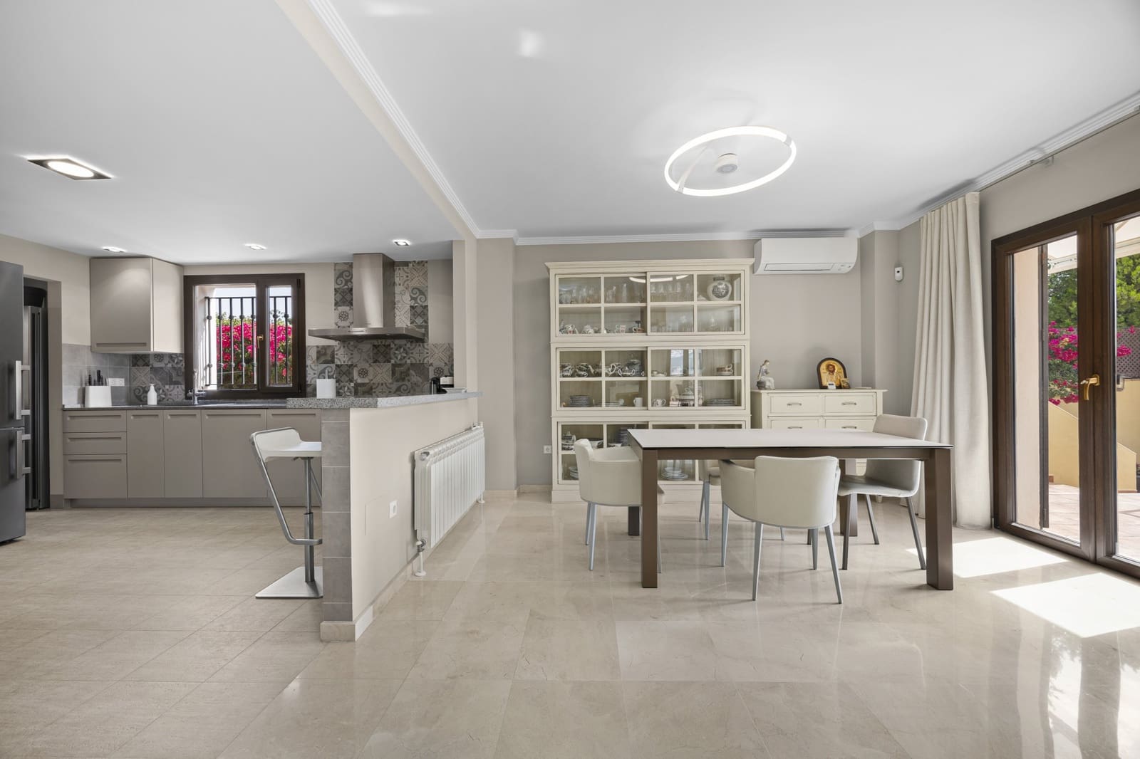 5 bedroom Villa for sale in Guadalmina with pool garage - € 1,450,000 (Ref: 9966896)