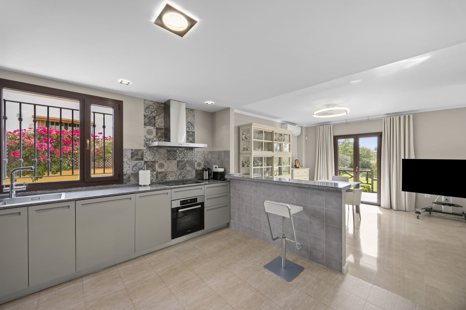 5 bedroom Villa for sale in Guadalmina with pool garage - € 1,450,000 (Ref: 9966896)