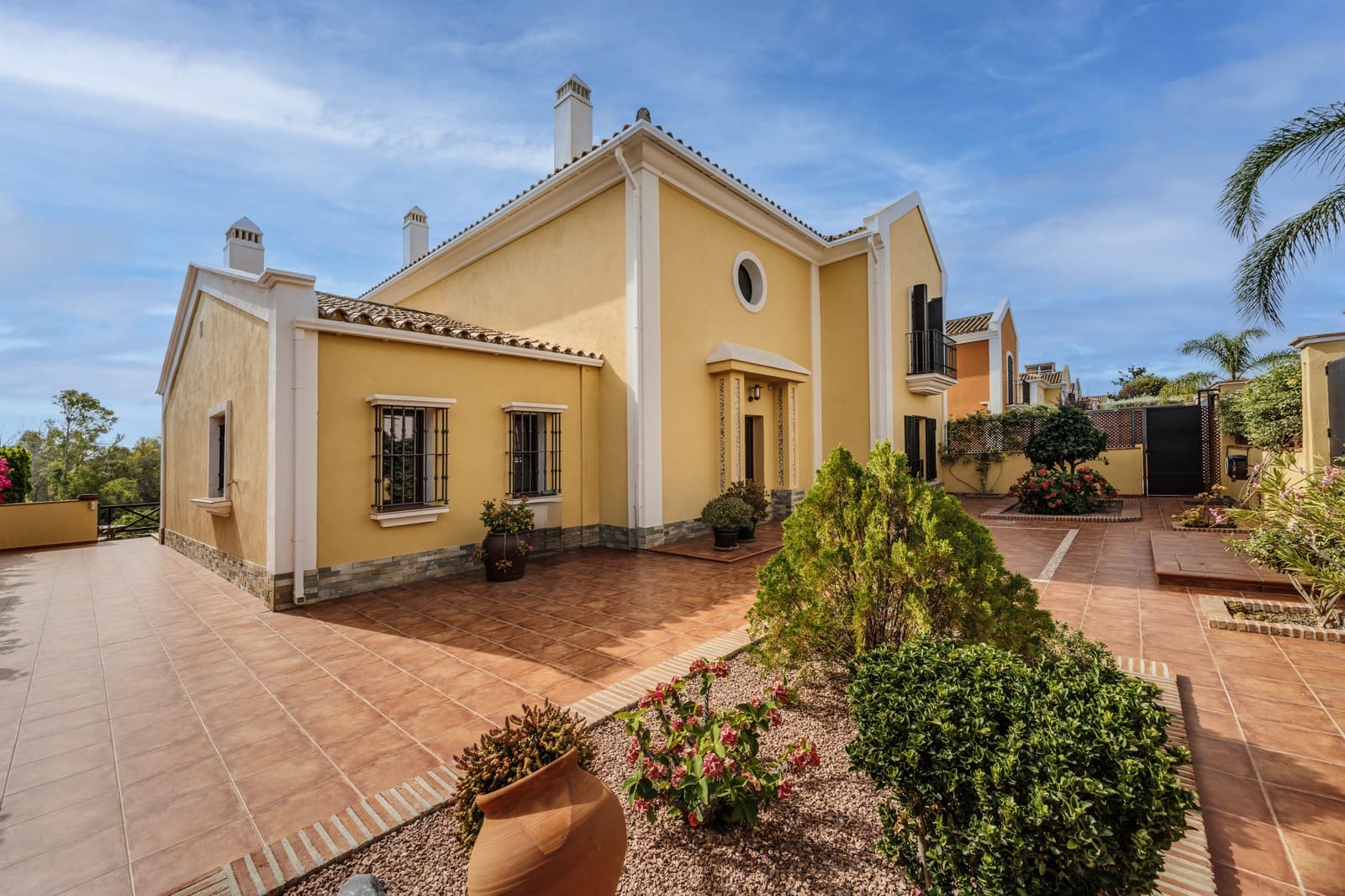 5 bedroom Villa for sale in Guadalmina with pool garage - € 1,450,000 (Ref: 9966896)