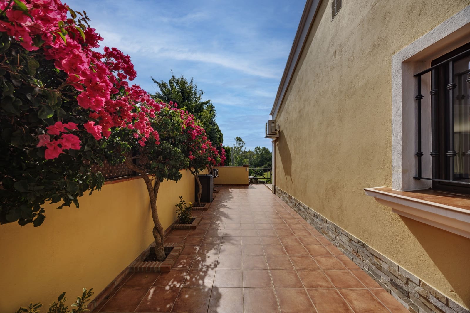 5 bedroom Villa for sale in Guadalmina with pool garage - € 1,450,000 (Ref: 9966896)