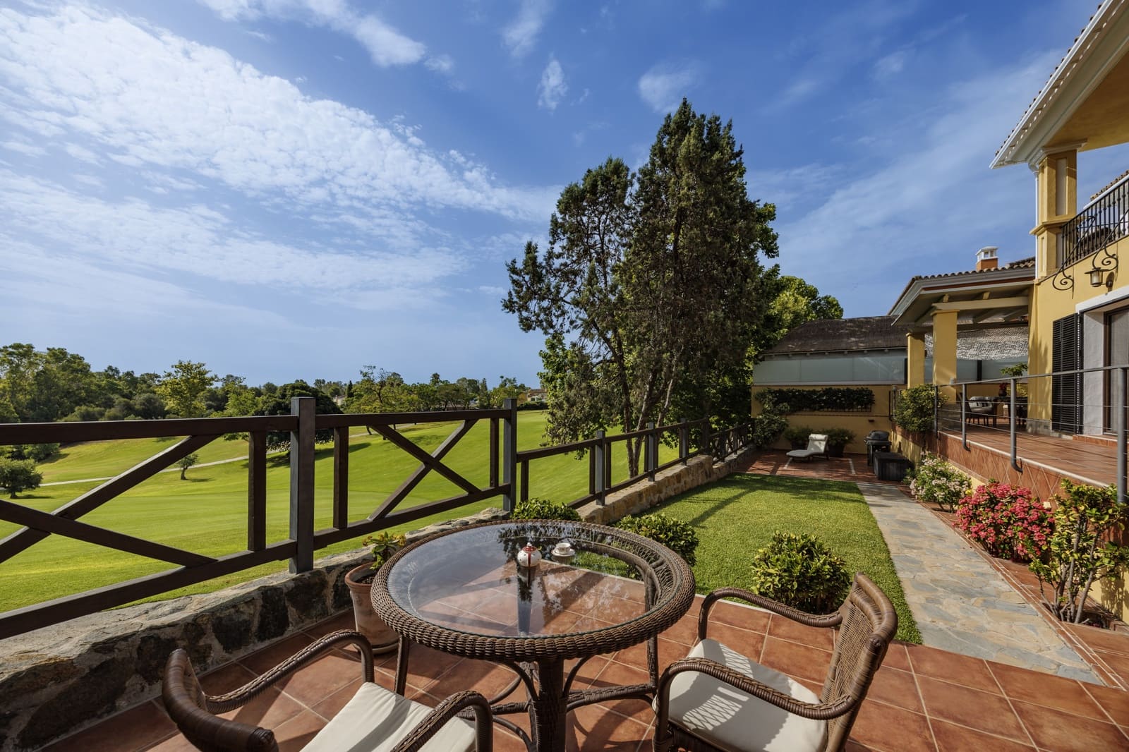 5 bedroom Villa for sale in Guadalmina with pool garage - € 1,450,000 (Ref: 9966896)