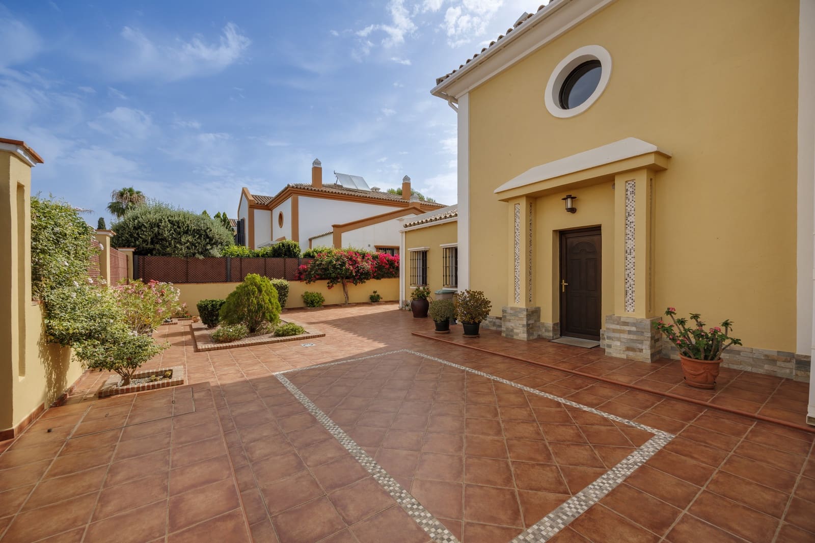 5 bedroom Villa for sale in Guadalmina with pool garage - € 1,450,000 (Ref: 9966896)