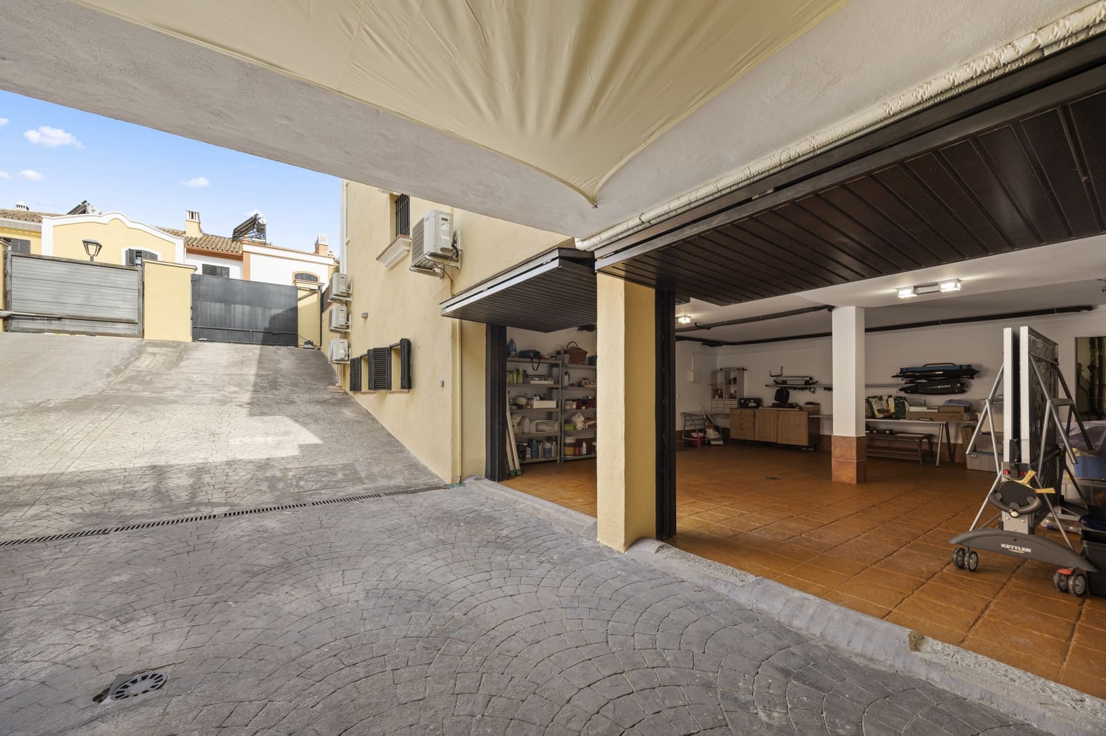 5 bedroom Villa for sale in Guadalmina with pool garage - € 1,450,000 (Ref: 9966896)