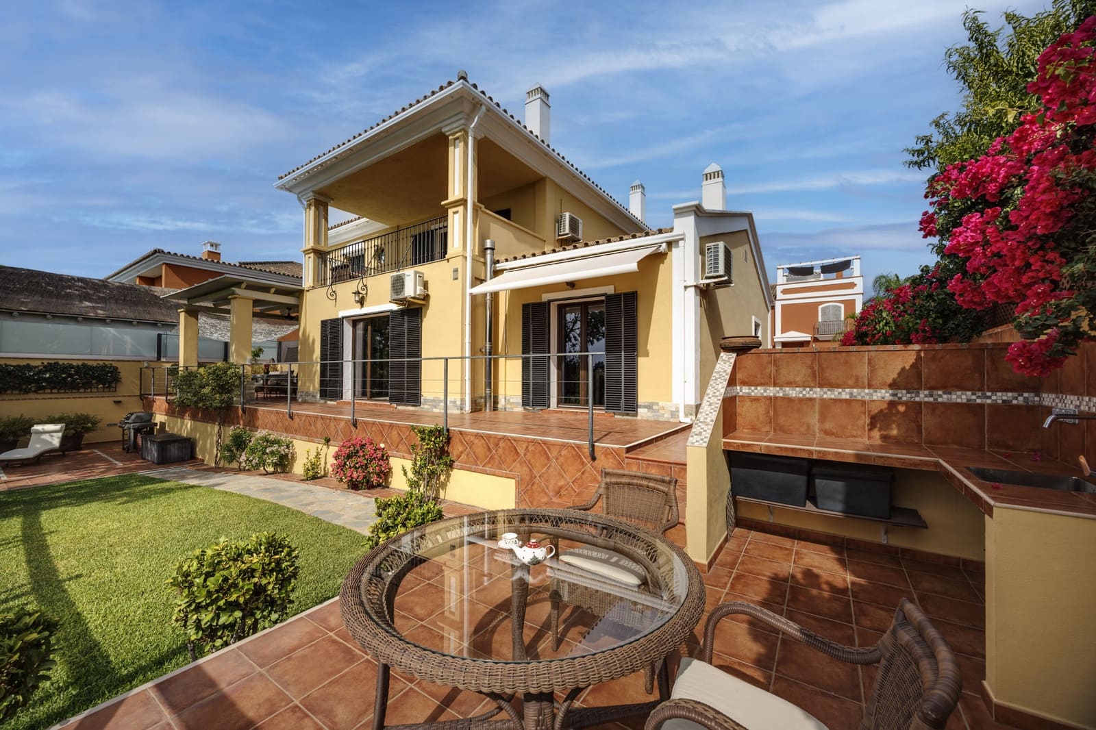 5 bedroom Villa for sale in Guadalmina with pool garage - € 1,450,000 (Ref: 9966896)