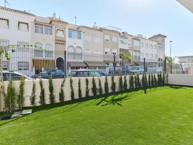 2 slaapkamer Halfvrijstaande villa te koop in La Veleta, Torrevieja met zwembad - € 380.000 (Ref: 10042955)