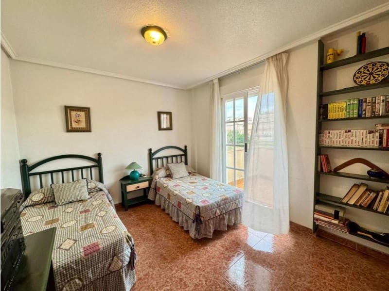 3 slaapkamer Halfvrijstaande villa te koop in Torrevieja met zwembad - € 330.000 (Ref: 10042964)