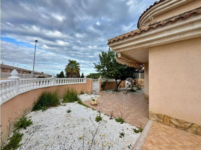 3 slaapkamer Halfvrijstaande villa te koop in Torrevieja met zwembad - € 330.000 (Ref: 10042964)