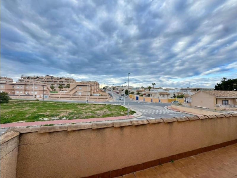 3 slaapkamer Halfvrijstaande villa te koop in Torrevieja met zwembad - € 330.000 (Ref: 10042964)