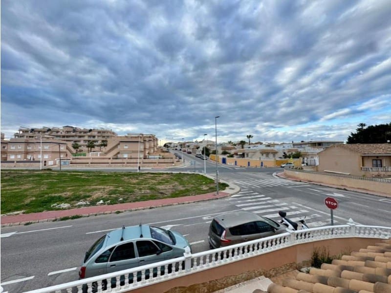 3 slaapkamer Halfvrijstaande villa te koop in Torrevieja met zwembad - € 330.000 (Ref: 10042964)
