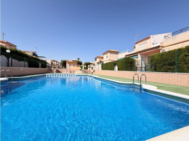 Pareado de 3 habitaciones en Torrevieja en venta con piscina - 245.000 € (Ref: 10042992)