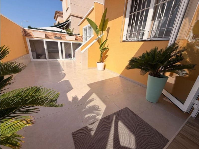 Pareado de 3 habitaciones en Torrevieja en venta con piscina - 245.000 € (Ref: 10042992)