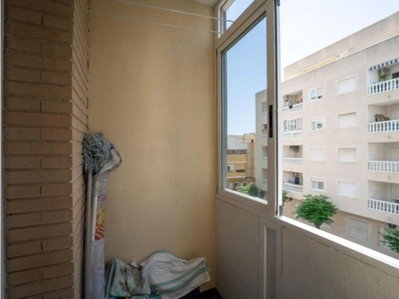 Apartamento de 2 habitaciones en Torrevieja en venta - 138.000 € (Ref: 10049192)