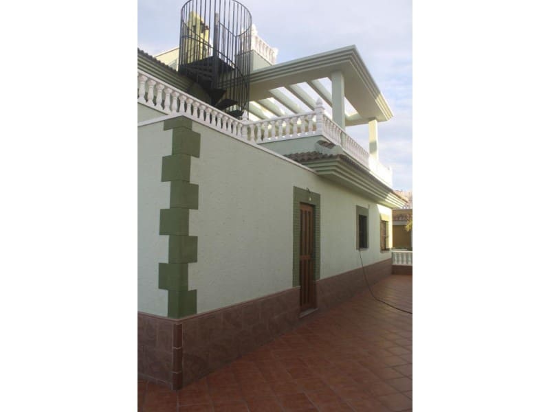 Chalet de 3 habitaciones en Torrevieja en venta con piscina garaje - 550.000 € (Ref: 10050257)