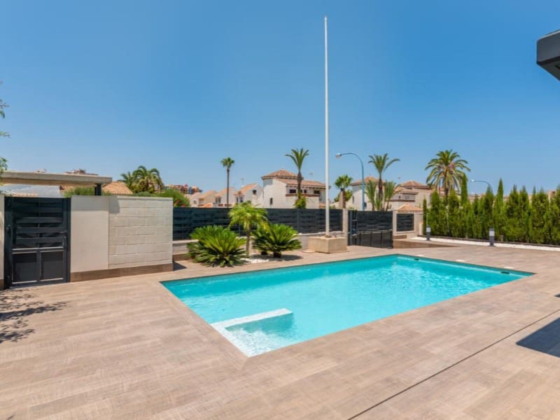 3 bedroom Villa for sale in Playa Honda with pool garage - € 790,000 (Ref: 10124347)