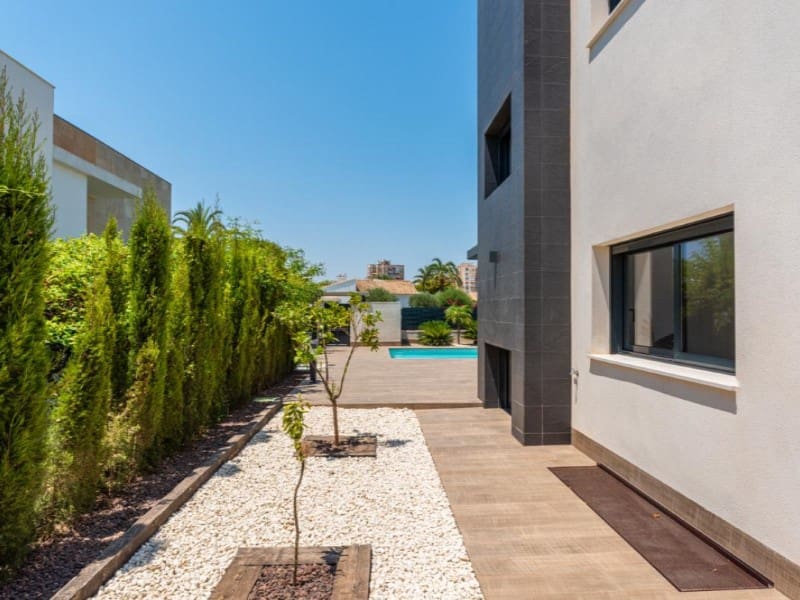 3 bedroom Villa for sale in Playa Honda with pool garage - € 790,000 (Ref: 10124347)