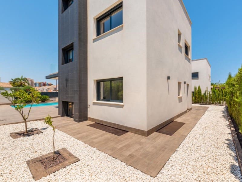 3 bedroom Villa for sale in Playa Honda with pool garage - € 790,000 (Ref: 10124347)