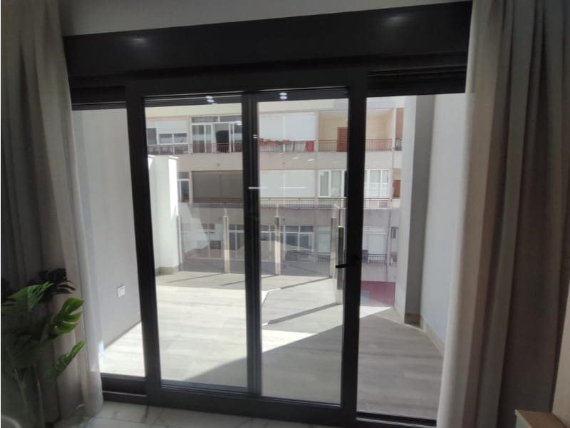 Lägenhet till salu i Torrevieja med pool - 299 900 € (Ref: 10124409)