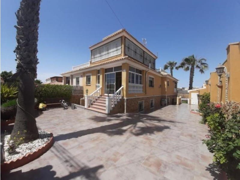 6 bedroom Villa for sale in Aguas Nuevas with pool - € 525,000 (Ref: 10163110)