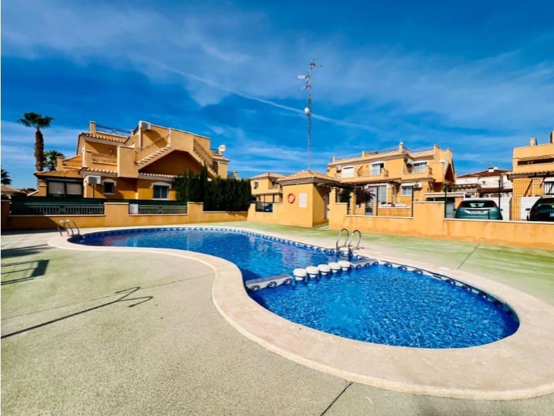 3 soveværelse Semi-Rækkehus til salg i Torrevieja med swimmingpool garage - € 249.900 (Ref: 10164889)