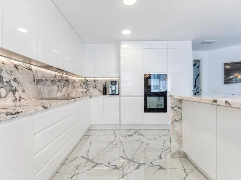 5 soveværelse Lejlighed til salg i Playa de San Juan med swimmingpool garage - € 990.000 (Ref: 10171479)