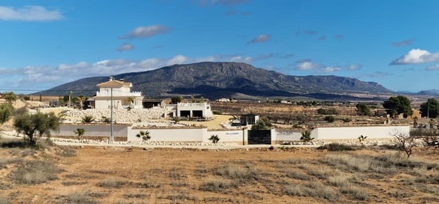 4 Zimmer Finca/Landgut zu verkaufen in Pinoso mit Pool Garage - 599.000 € (Ref: 9619520)