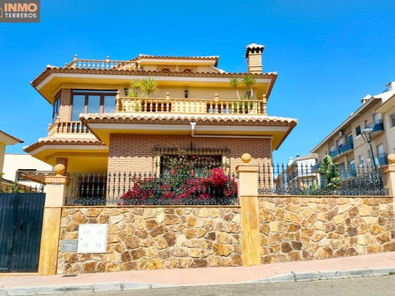 6 bedroom Villa for sale in Huercal-Overa with garage - € 470,000 (Ref: 9777170)