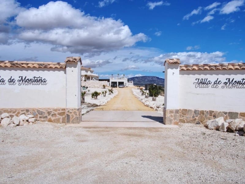 4 slaapkamer Finca/Landhuis te koop in Pinoso met zwembad garage - € 599.000 (Ref: 9777203)