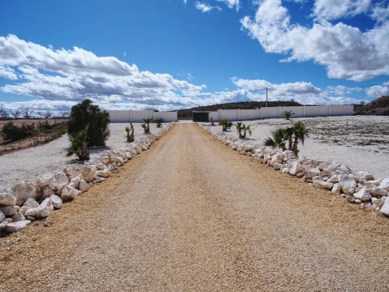 4 slaapkamer Finca/Landhuis te koop in Pinoso met zwembad garage - € 599.000 (Ref: 9777203)