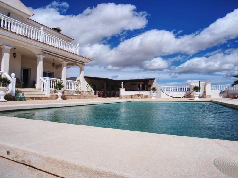 4 slaapkamer Finca/Landhuis te koop in Pinoso met zwembad garage - € 599.000 (Ref: 9777203)