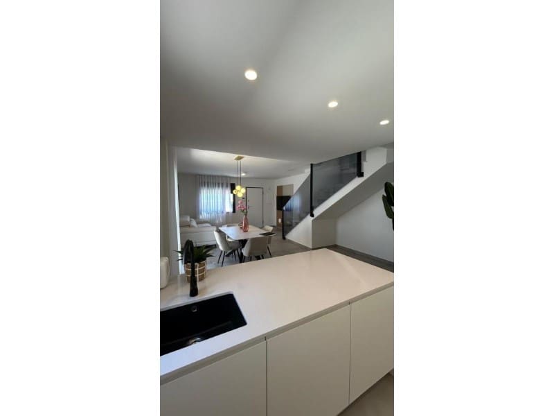 3 slaapkamer Halfvrijstaande villa te koop in Pilar de la Horadada - € 299.900 (Ref: 9876261)