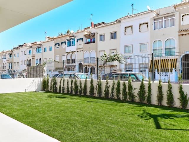 Bungalow de 2 habitaciones en La Veleta, Torrevieja en venta con piscina - 380.000 € (Ref: 9881844)
