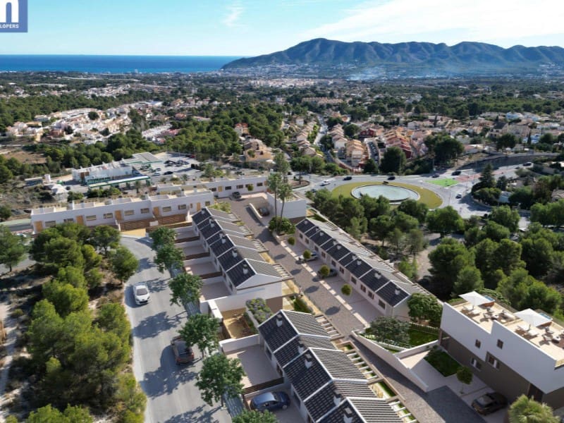 4 soveværelse Semi-Rækkehus til salg i La Nucia med swimmingpool - € 465.000 (Ref: 9904616)