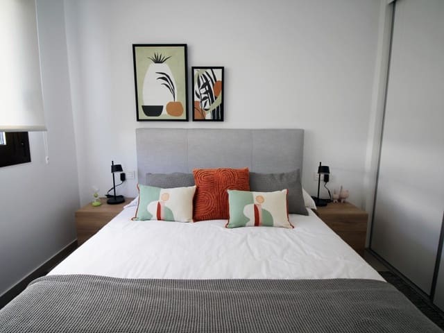 4 slaapkamer Halfvrijstaande villa te koop in Pilar de la Horadada ciudad, Pilar de la Horadada met zwembad - € 369.900 (Ref: 9915733)
