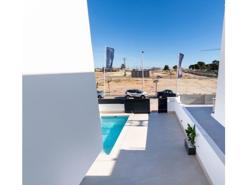 4 bedroom Villa for sale in San Pedro del Pinatar with pool - € 890,000 (Ref: 9955916)