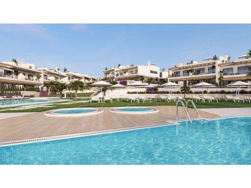Bungalow de 3 habitaciones en Torrevieja en venta con piscina - 371.000 € (Ref: 9959702)
