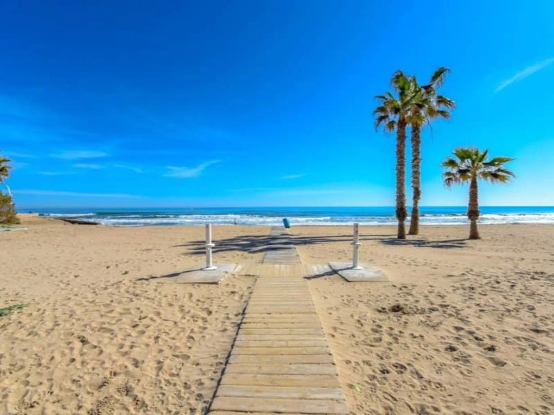 Bungalow de 3 habitaciones en Torrevieja en venta con piscina - 371.000 € (Ref: 9959702)