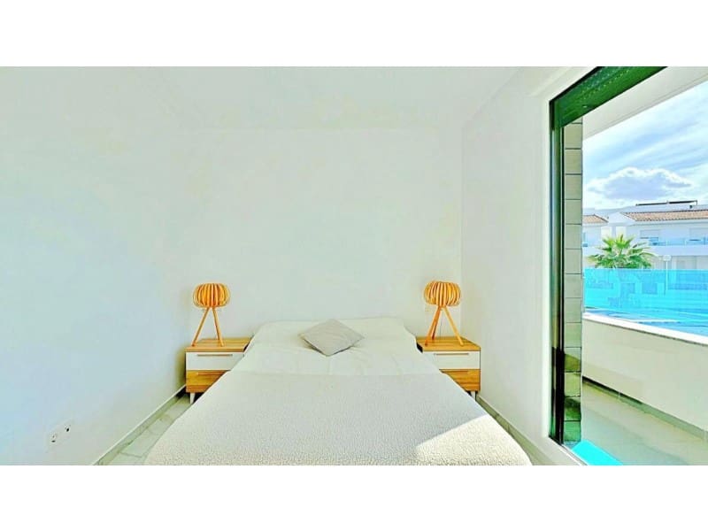 Pareado de 3 habitaciones en Torrevieja en venta con piscina - 310.000 € (Ref: 9984869)