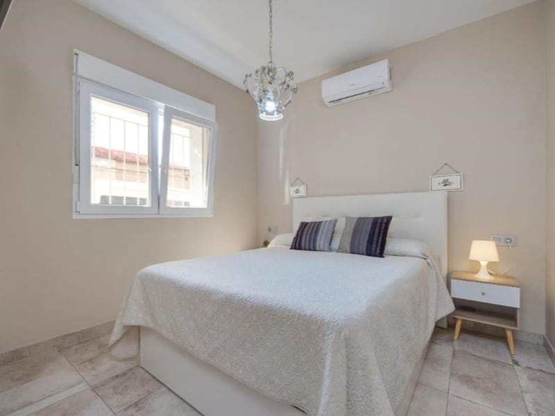 3 sovrum Semi-fristående Villa till salu i Torrevieja - 350 000 € (Ref: 9984877)