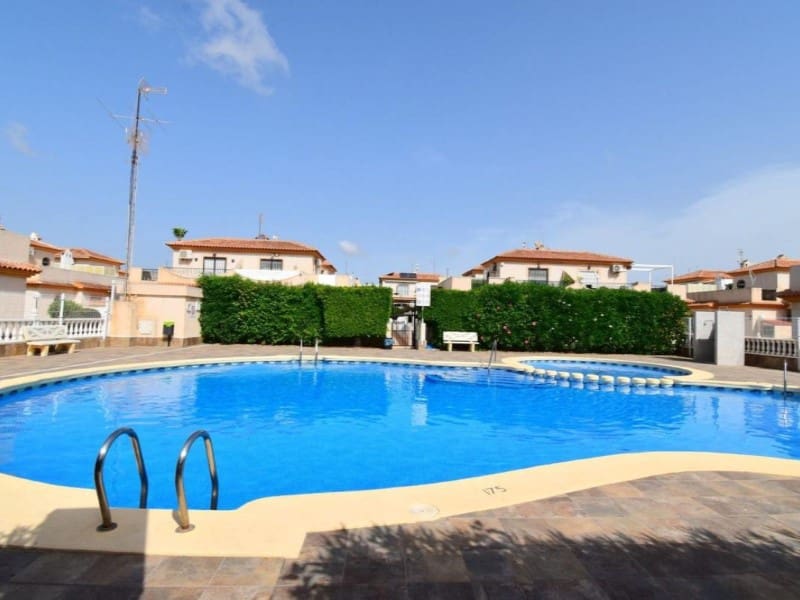 2 sovrum Semi-fristående Villa till salu i Playa Flamenca med pool - 225 000 € (Ref: 9984882)