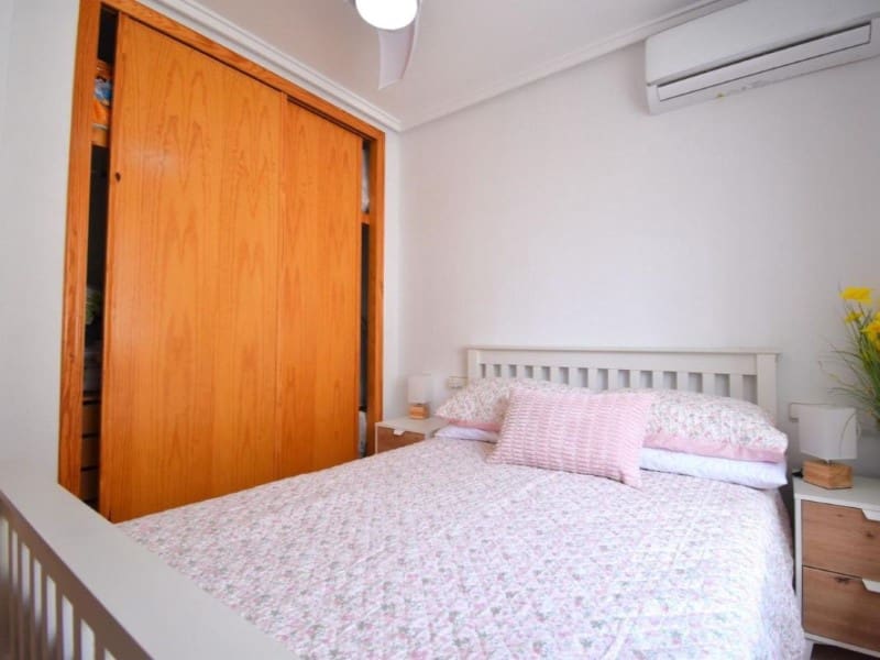 2 sovrum Semi-fristående Villa till salu i Playa Flamenca med pool - 225 000 € (Ref: 9984882)