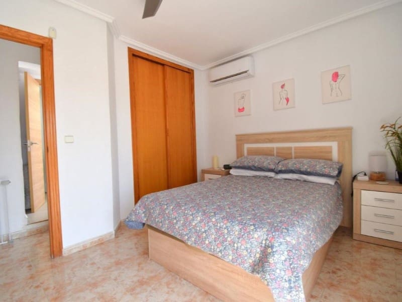2 sovrum Semi-fristående Villa till salu i Playa Flamenca med pool - 225 000 € (Ref: 9984882)