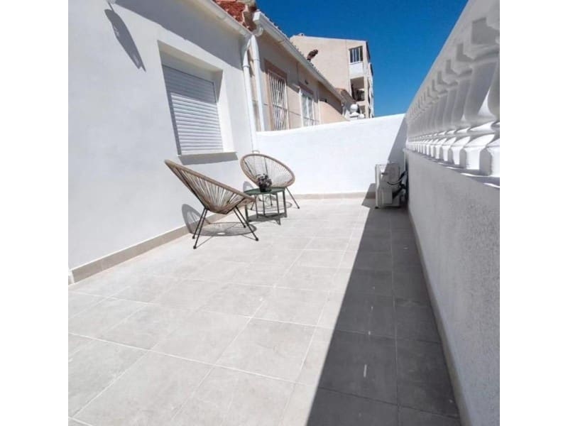 2 slaapkamer Halfvrijstaande villa te koop in Torrevieja met zwembad - € 239.900 (Ref: 9984885)