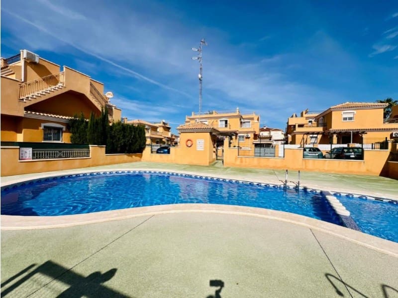 3 sovrum Semi-fristående Villa till salu i Torrevieja med pool - 279 900 € (Ref: 9984886)